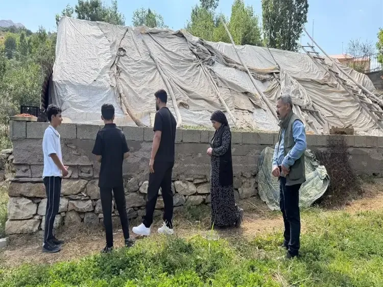Yer minderinden fen lisesine uzanan başarı: İkizlerin yarım kalan hayalleri artık 3+1 evde yeşeriyor