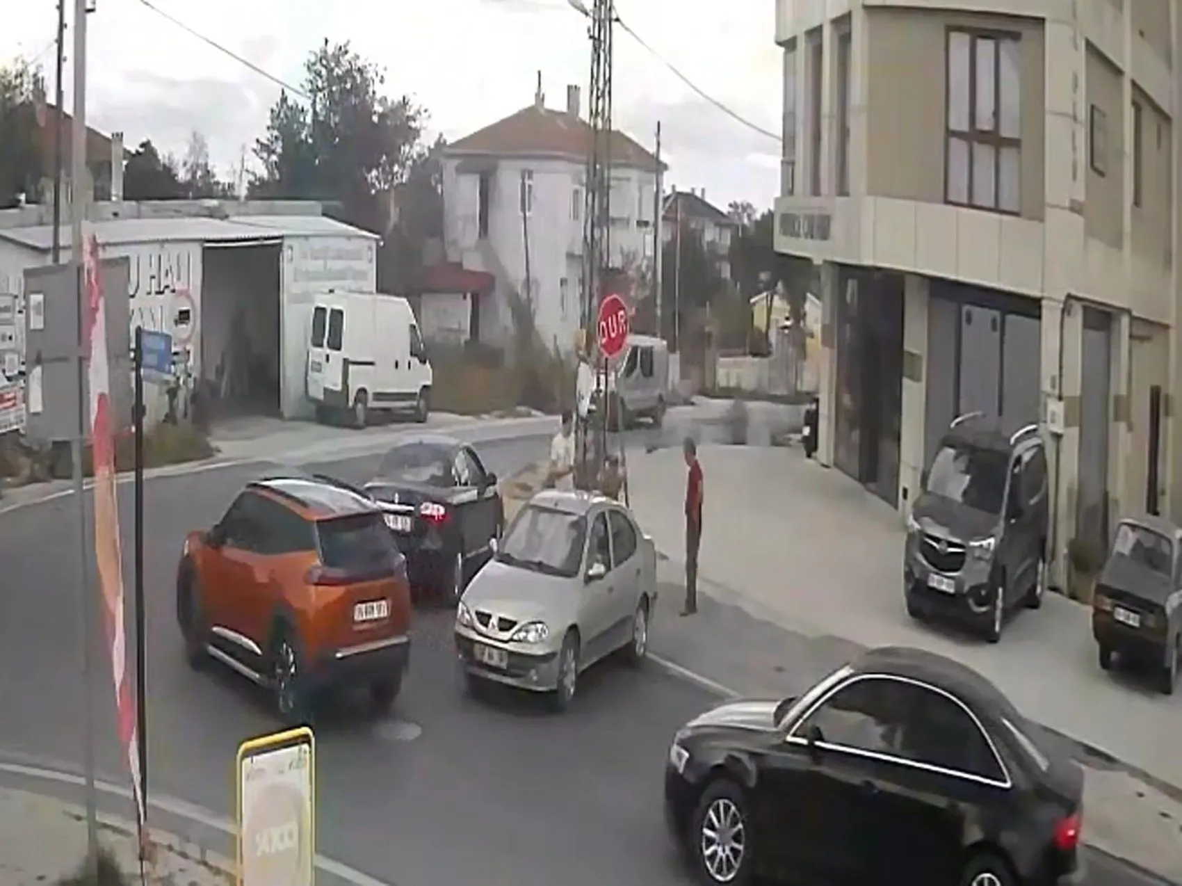 Kaza sonrası şaşkına çeviren anlar: Tabelayı suçlu ilan edip sökmeye kalkıştı