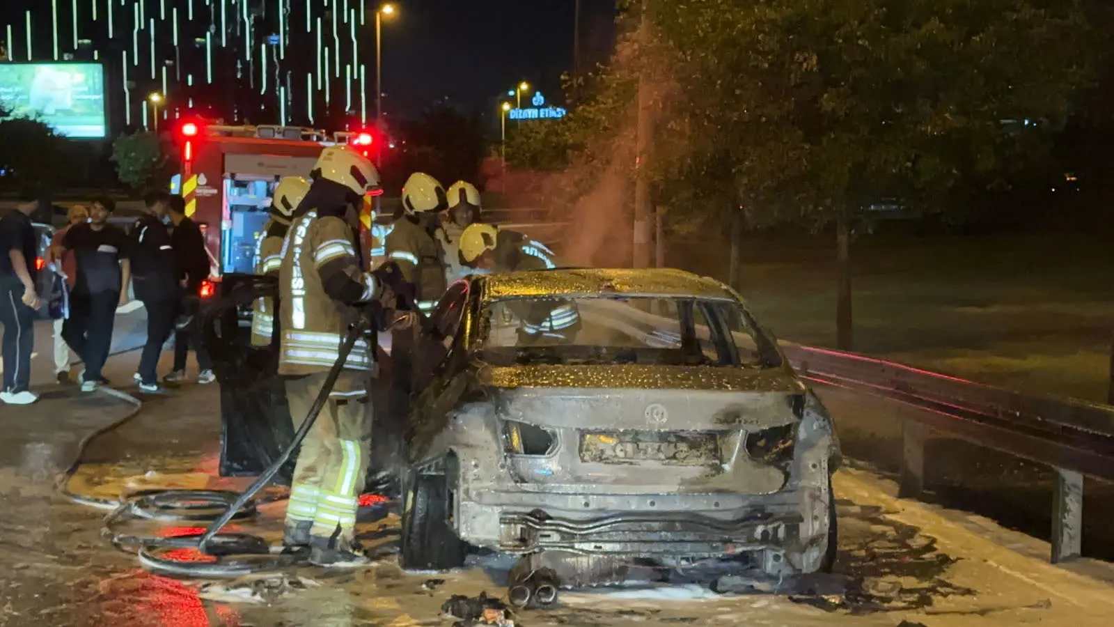 Bakırköy'de gece yarısı dehşeti: Seyir halindeki araç bir anda alev topuna döndü