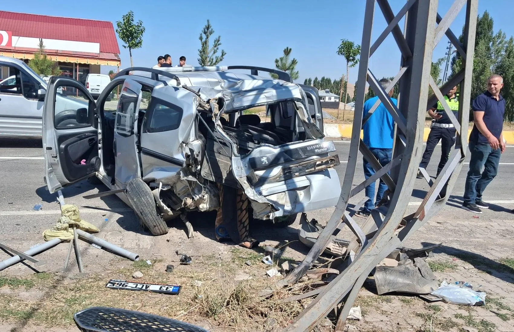 Patnos'ta sabah saatlerinde korkutan kaza: Kavşakta çarpışan araçlar hurdaya döndü