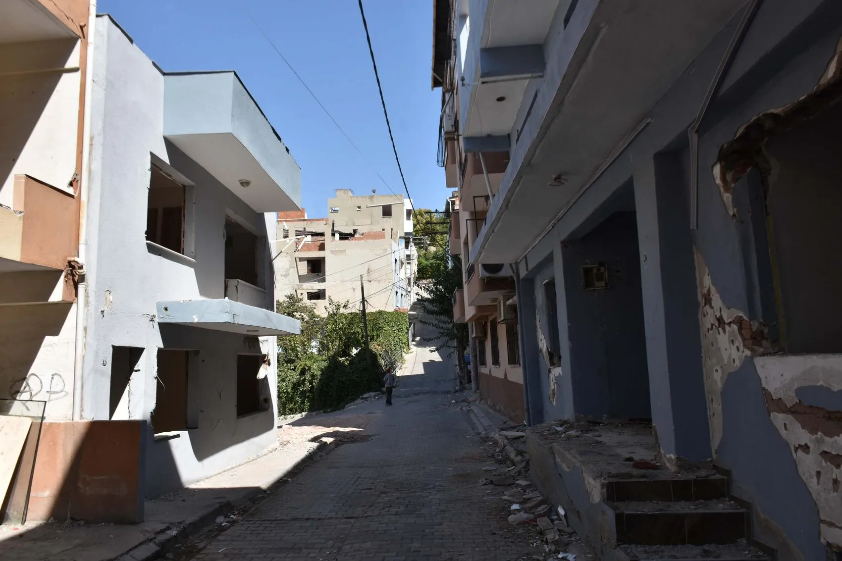Buca'da tünel inşaatı mahalle kültürünü bitirdi: Esnaf kepenk kapatıyor, sakinler korku içinde