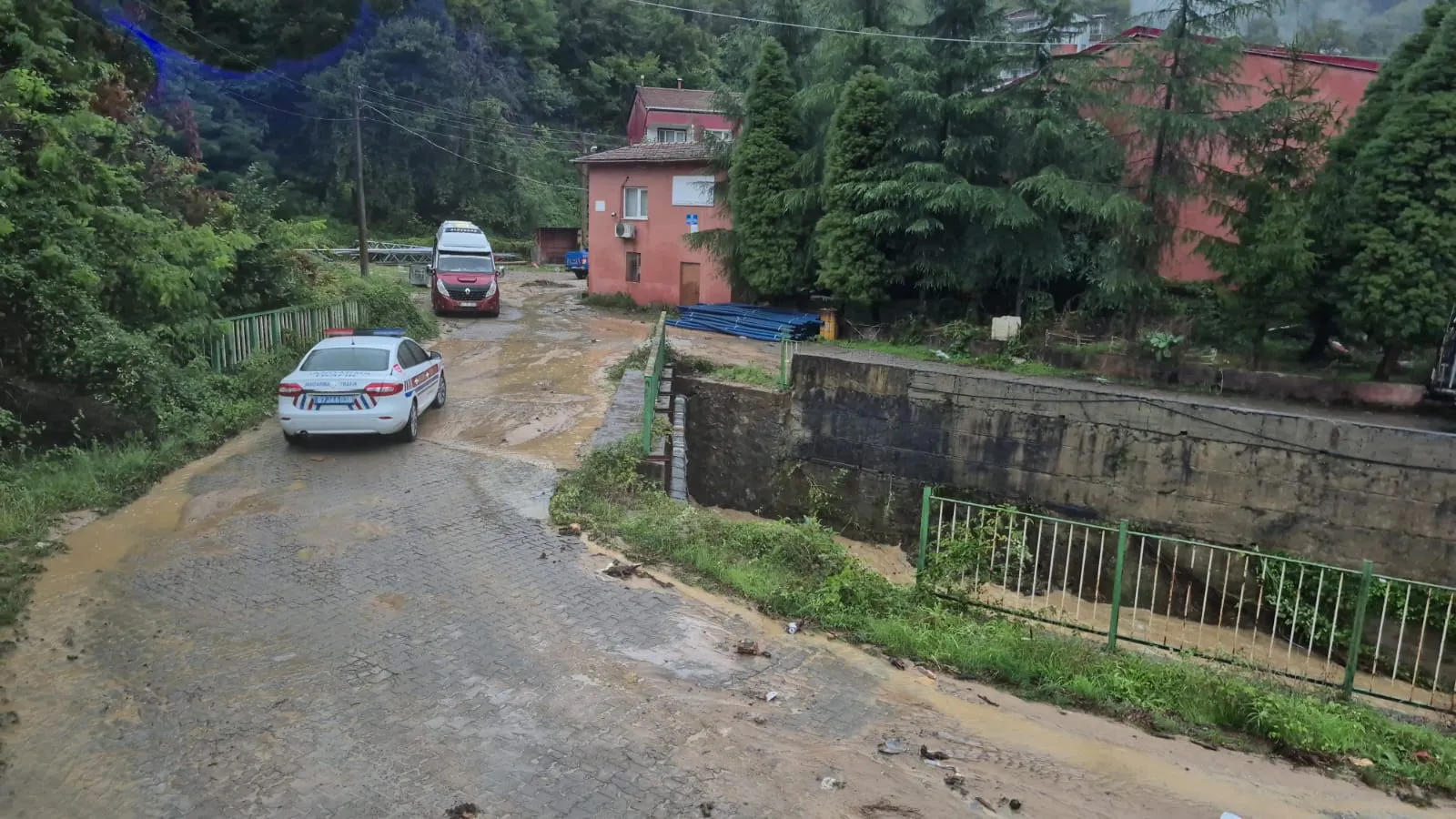 Zonguldak'ta sağanak kabusu: Sanayi sitesi sular altında kaldı