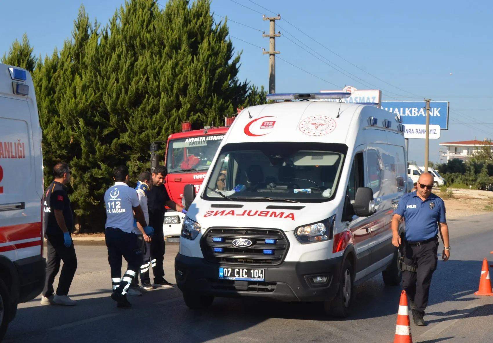 Antalya yolunda sabah trafiğinde dehşet anları: Tur otobüsüne çarpan servis midibüsünde 6 yaralı