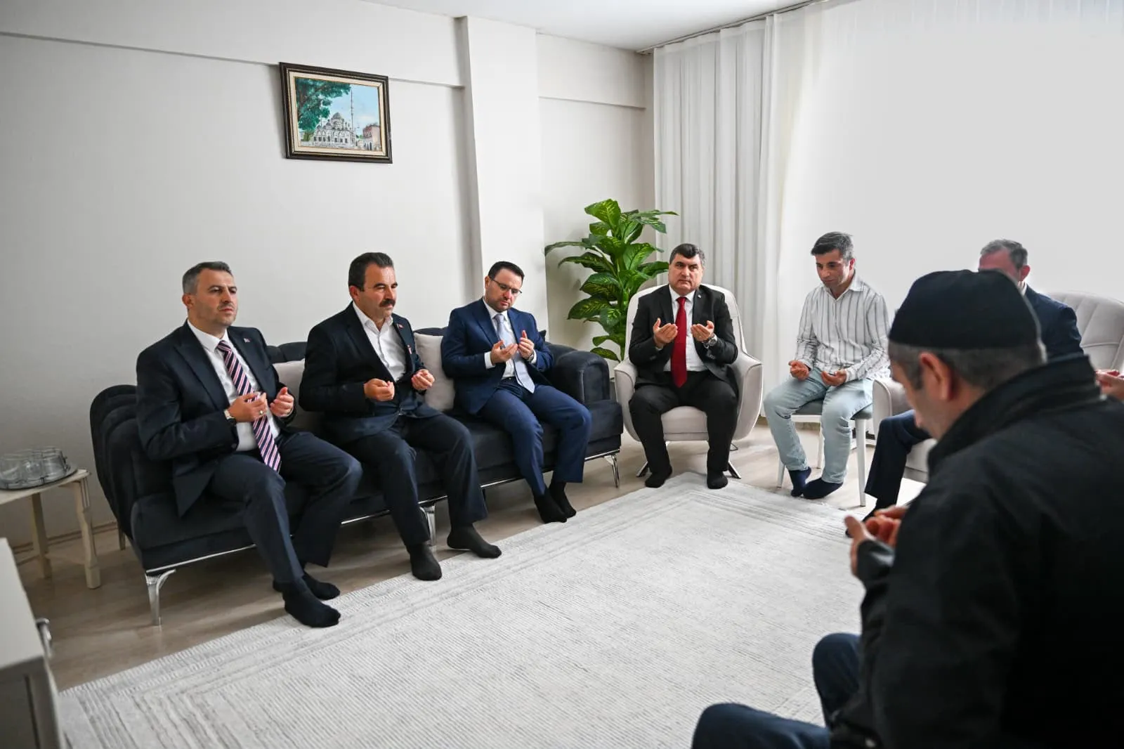Bakan Gürlek'ten vefalı ziyaret: Şehit evinde duygusal anlar