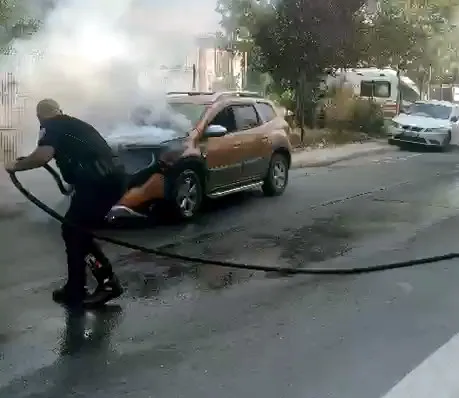 Avcılar'da alevlerin ortasında kalan sürücüye polis ve tankerden hayat kurtaran müdahale