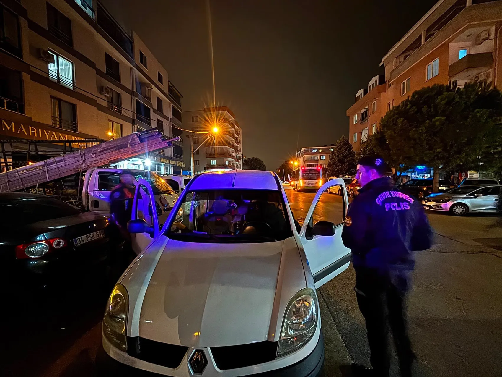 Bursa'da gece yarısı operasyonu: 1000 polis Gürsu'nun sokaklarını didik didik aradı