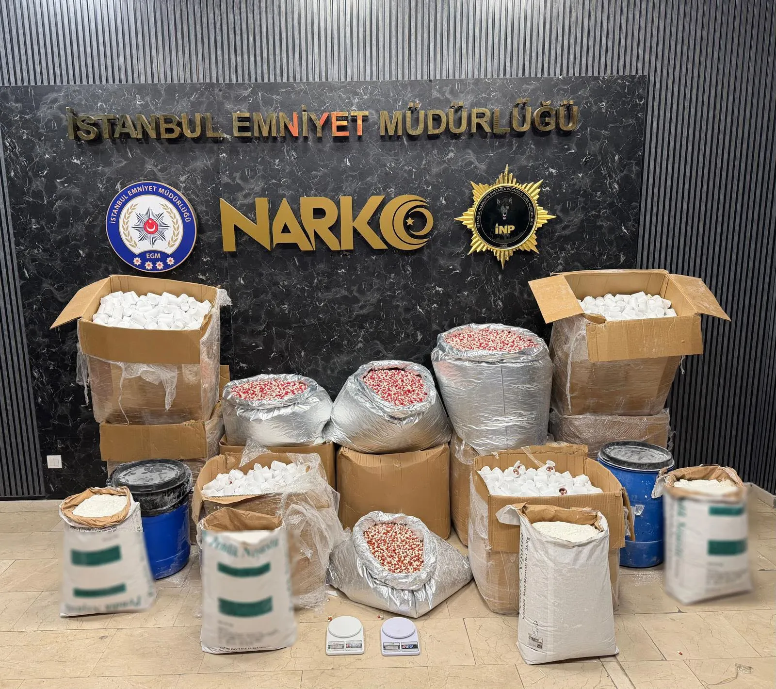 İstanbul'da zehir tacirlerine dev darbe: Milyonluk hap üretimi engellendi