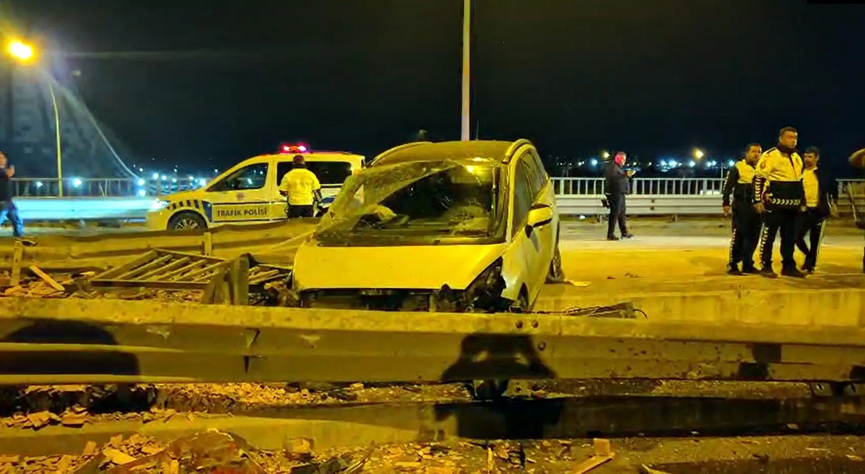 Afyonkarahisar'da dehşet anları: TIR köprüde asılı kaldı
