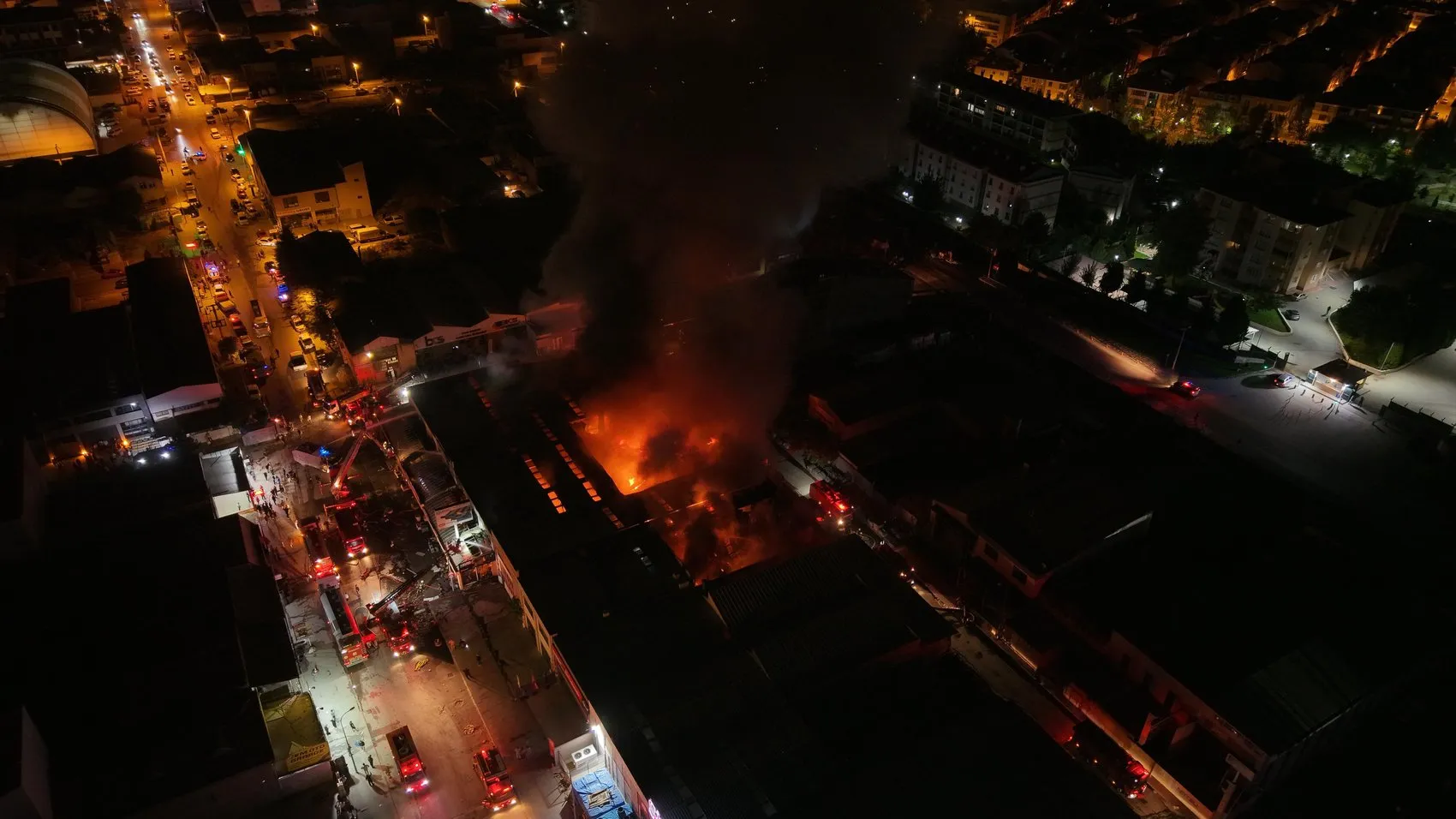 Eskişehir'de alevlerin ortasında duygulandıran an: İtfaiye eri bayrağı kurtardı