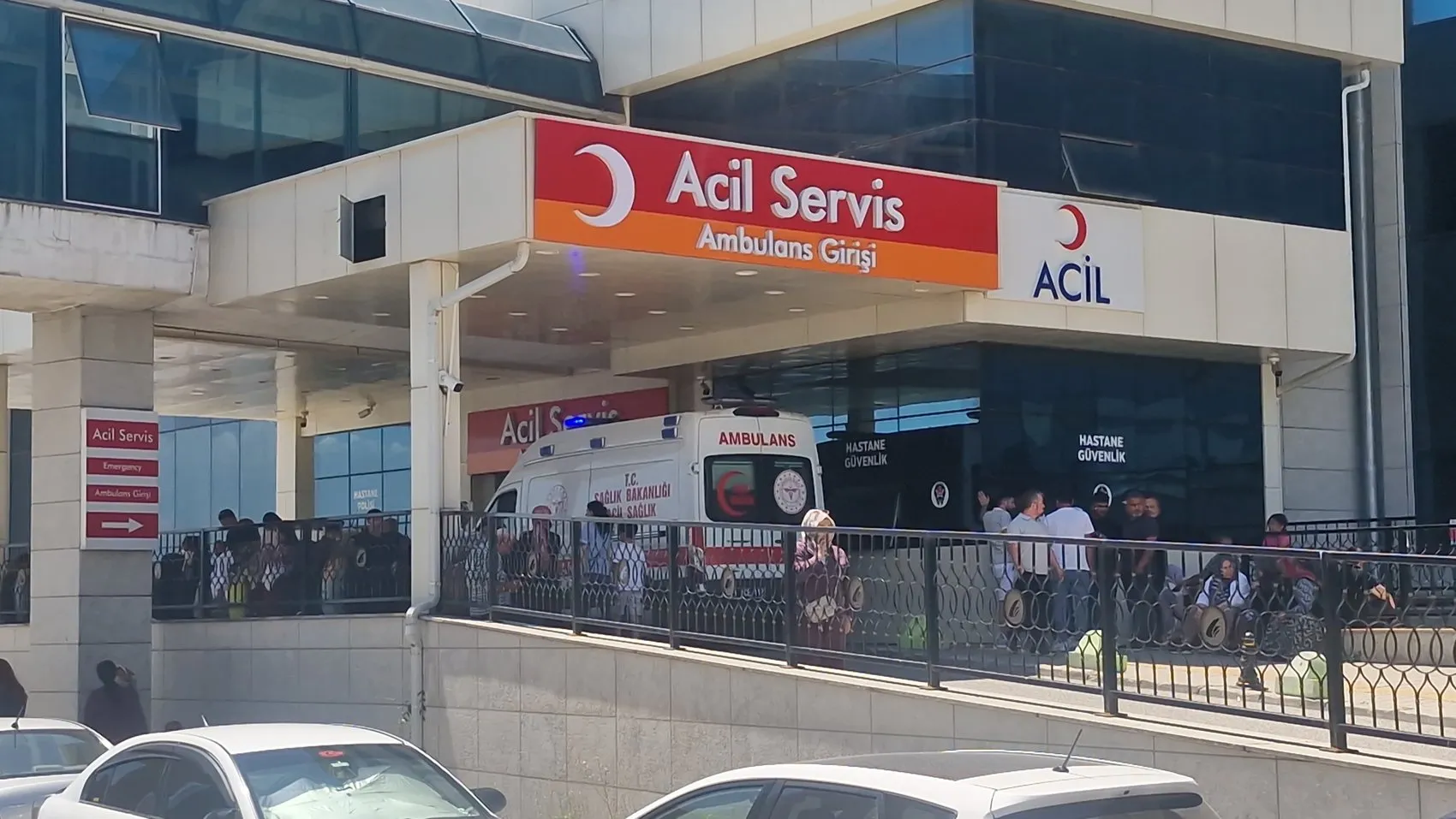 Düzce'de dehşet anları: Güvenlik kamerasına yansıyan çarpışma üç kişiyi hastanelik etti