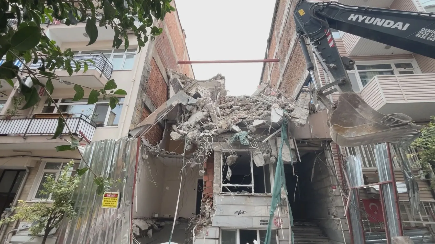 Beşiktaş'ta kentsel dönüşüm kabusu: Yıkım sırasında komşu apartman boşaltıldı