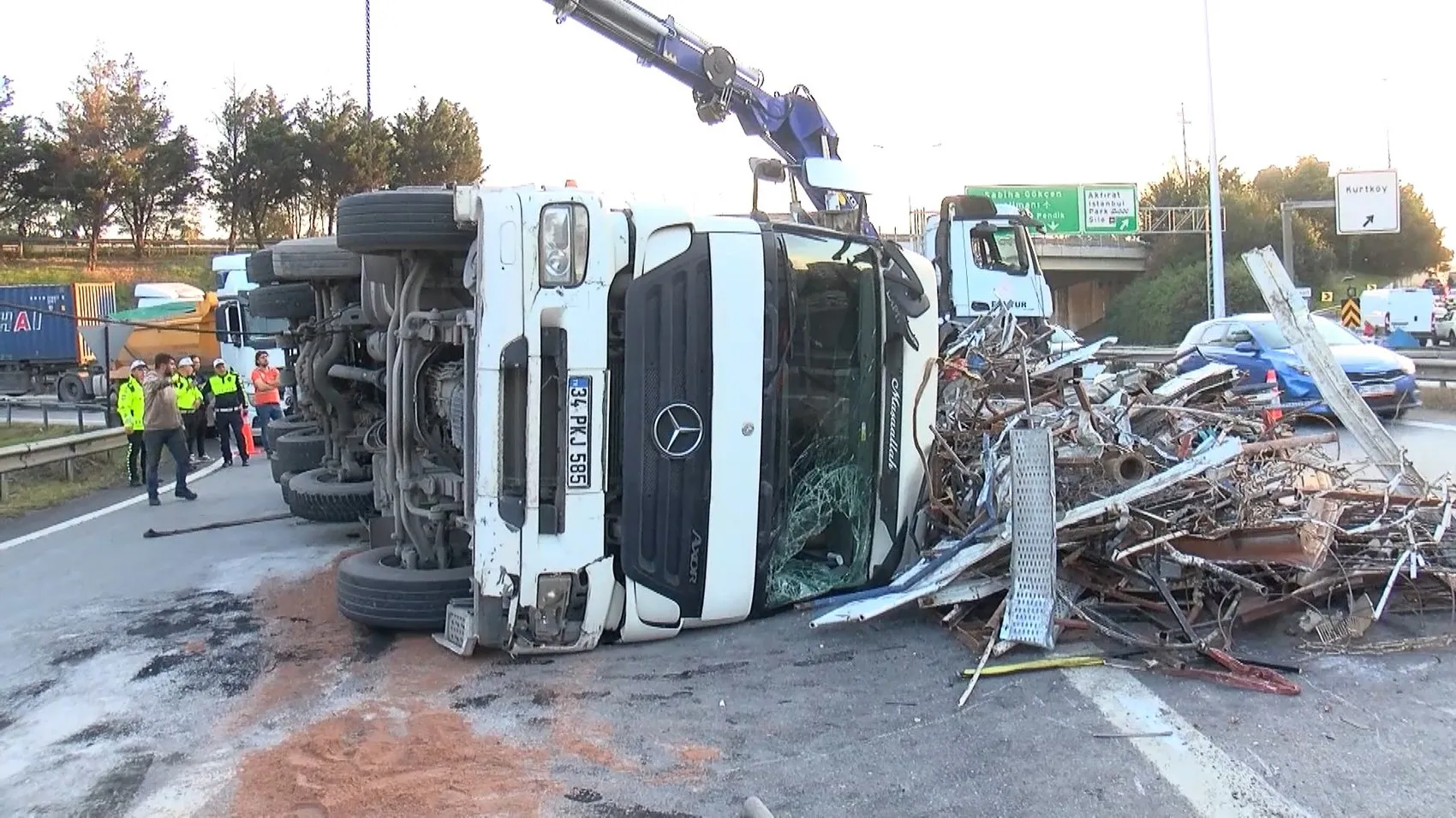 Kurtköy bağlantı yolunda hurda yüklü kamyon devrildi: Trafik felç oldu
