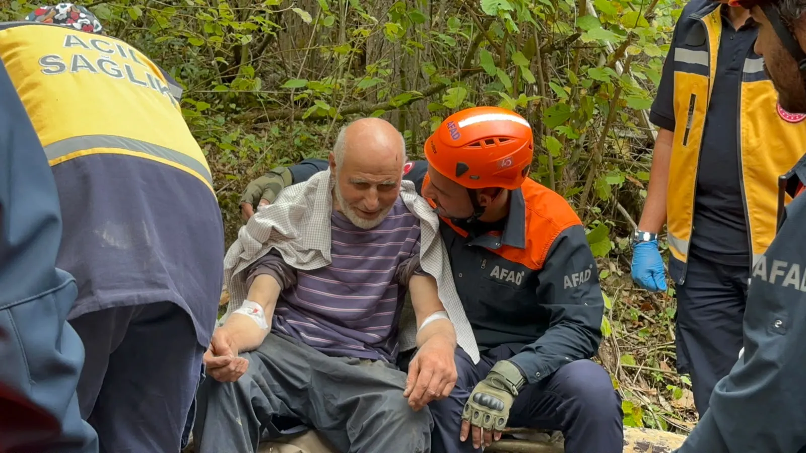 Ormanda iki günlük yaşam mücadelesi: Yaşlı çiftin traktör kazası korkuttu