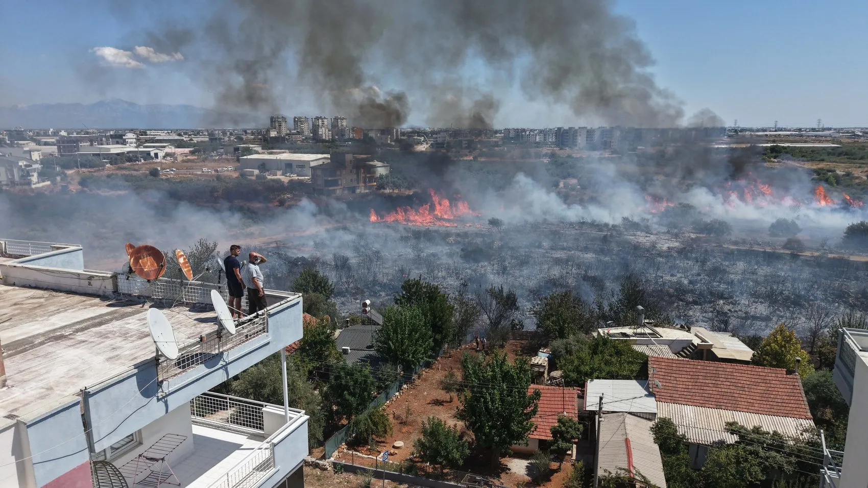 Antalya'da korku dolu anlar: Alevlerin evine ulaştığını sanan yaşlı kadın gözyaşlarına boğuldu