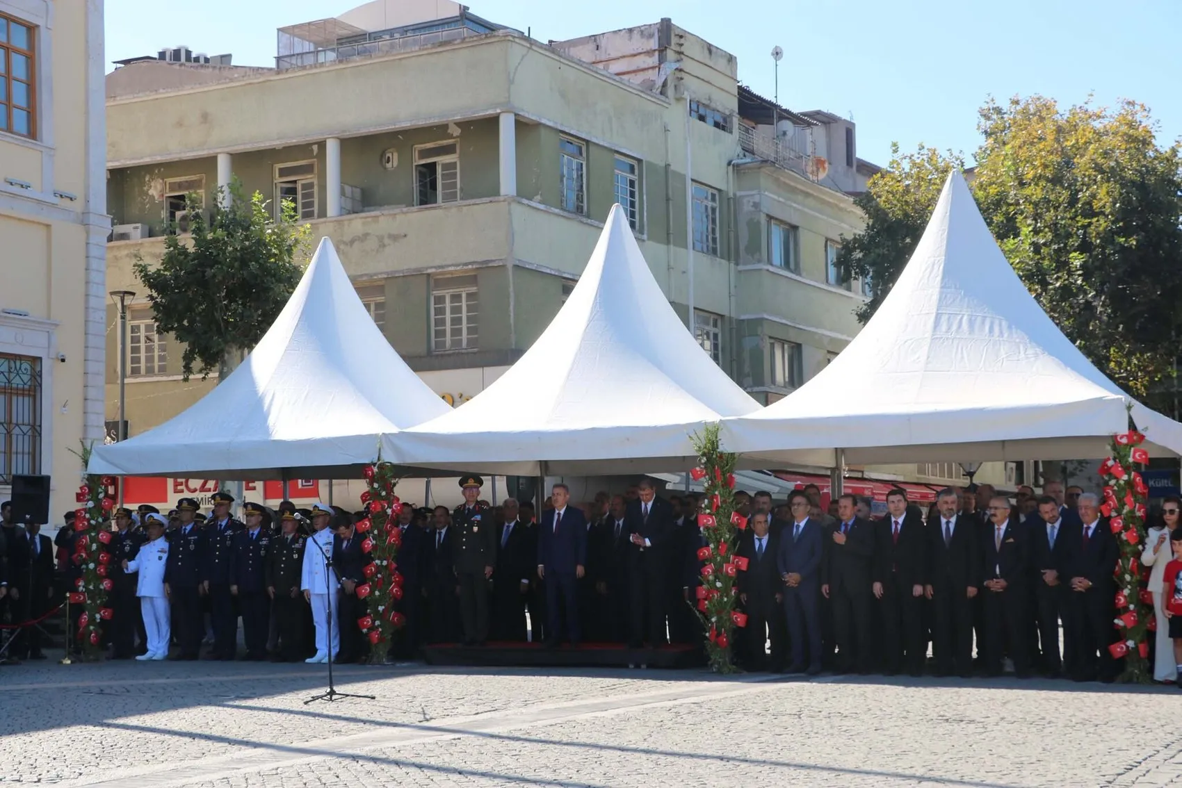 İzmir'in kurtuluşunda 104 yıllık gurur: Süvari birliği tarihi anları yeniden yaşattı