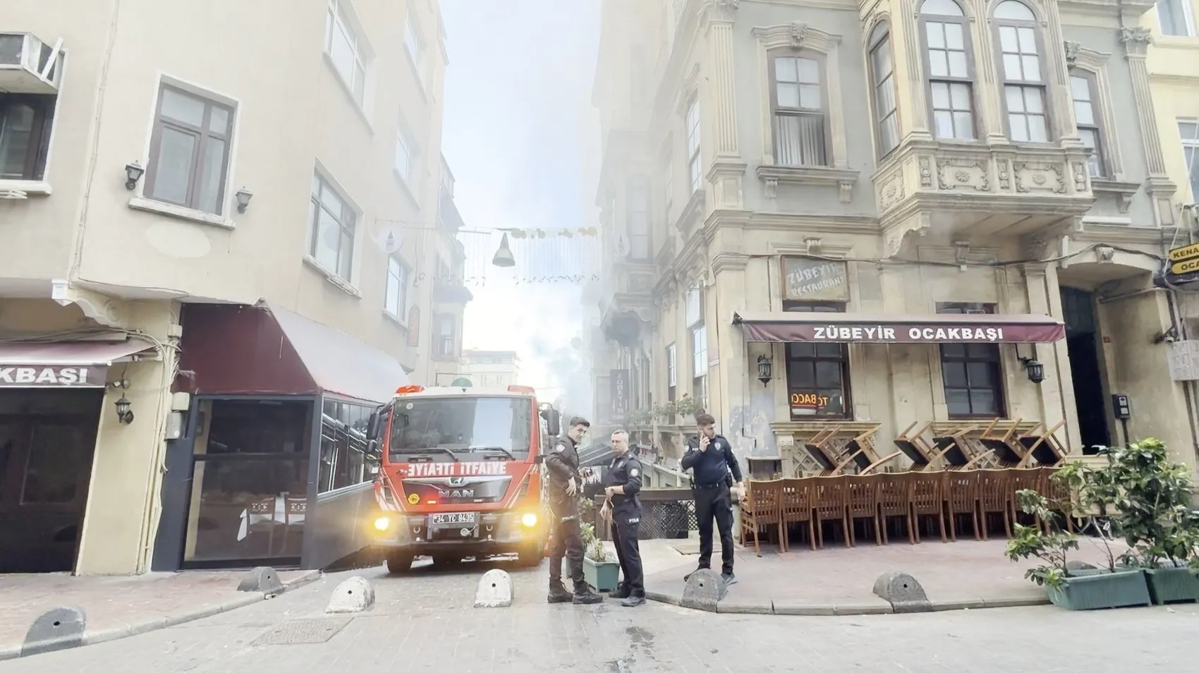 Beyoğlu'nda sabah dehşeti: 6 katlı binayı alevler teslim aldı