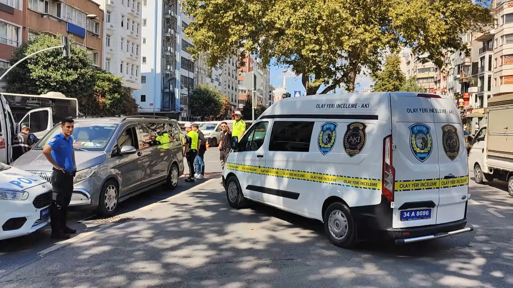 Aksaray'da dehşet anları: Kırmızı ışıkta karşıya geçmek isteyen gence iki minibüs çarptı