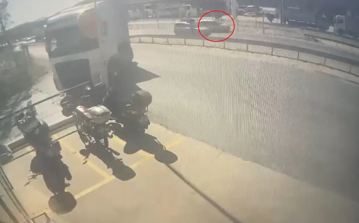 Orhangazi yolunda dehşet anları: Kontrolden çıkan otomobil refüje uçtu