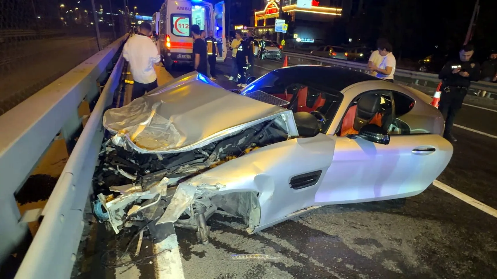 Avcılar'da gece yarısı dehşeti: Lüks otomobil bariyerlere saplandı