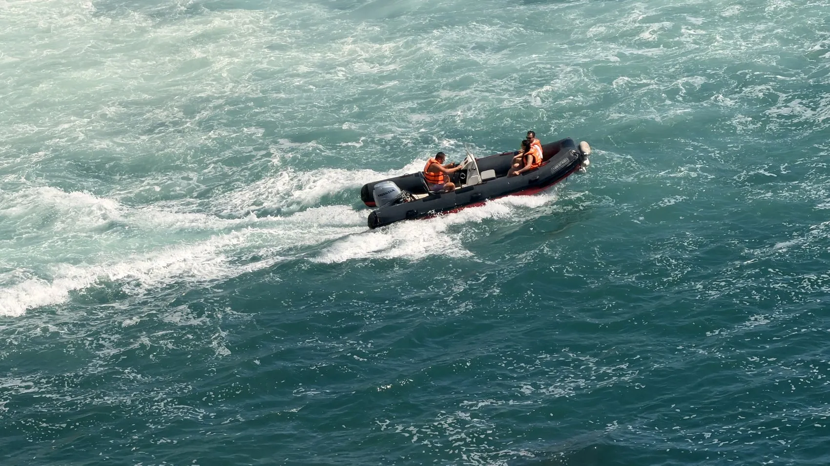 Antalya'nın simgesinde adrenalin dolu anlar: Şelalenin altına kadar girdiler