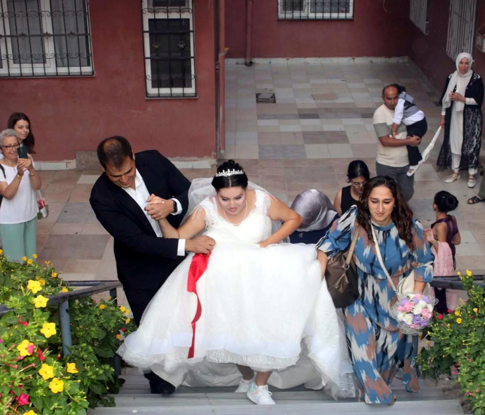 Kapaklı'da unutulmaz gün: Esmanur'un gelinlik hayali gerçek oldu