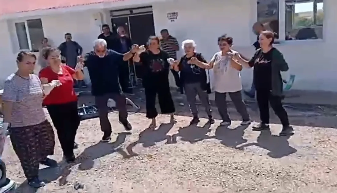 Sivas'ta yarım asırlık okul binası köylülerin omuzlarında yeniden hayat buldu