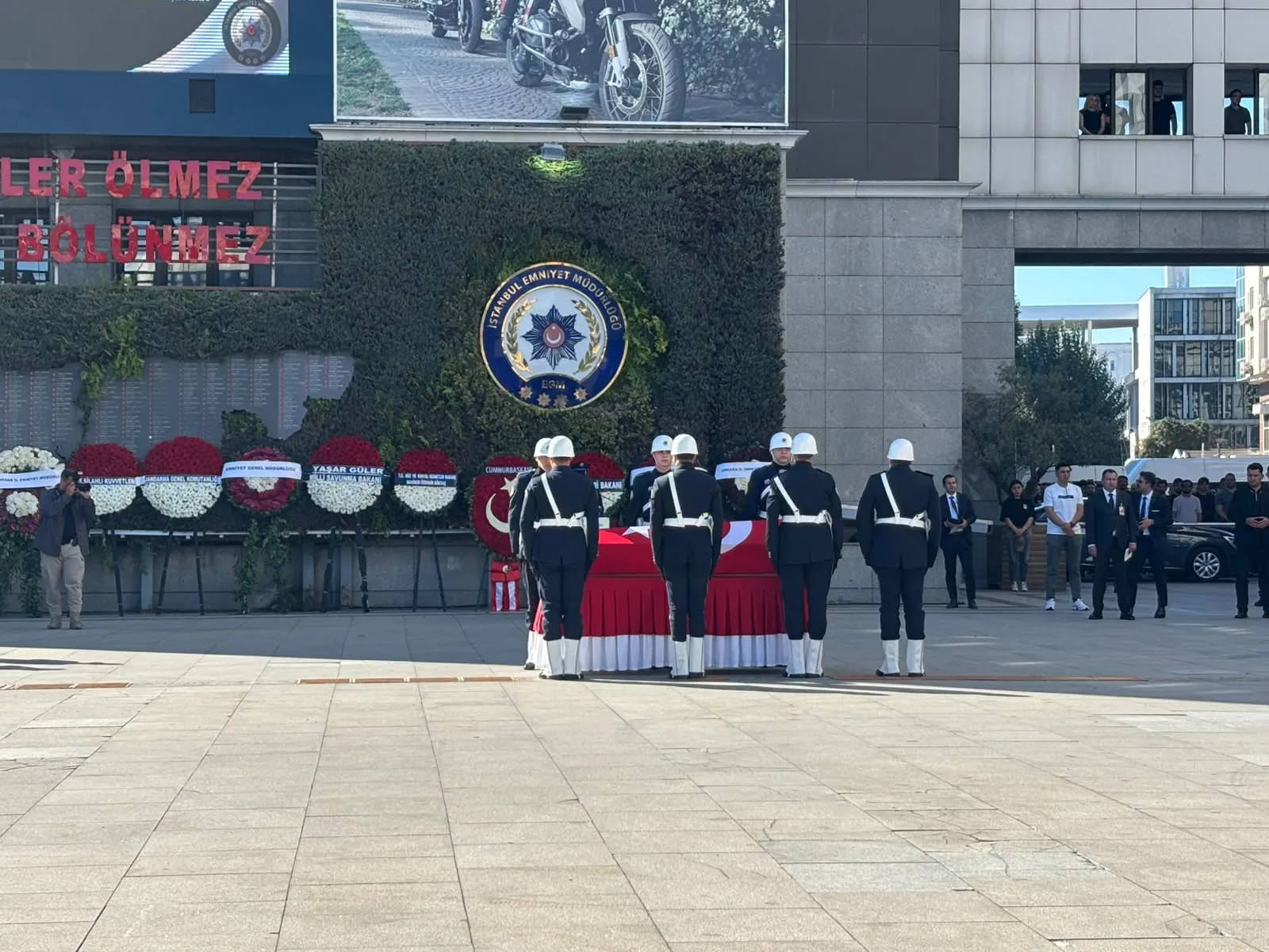 Esenyurt'ta görev başında hain saldırı: Kahraman polis Mehmet Ali Topatan son yolculuğuna uğurlandı