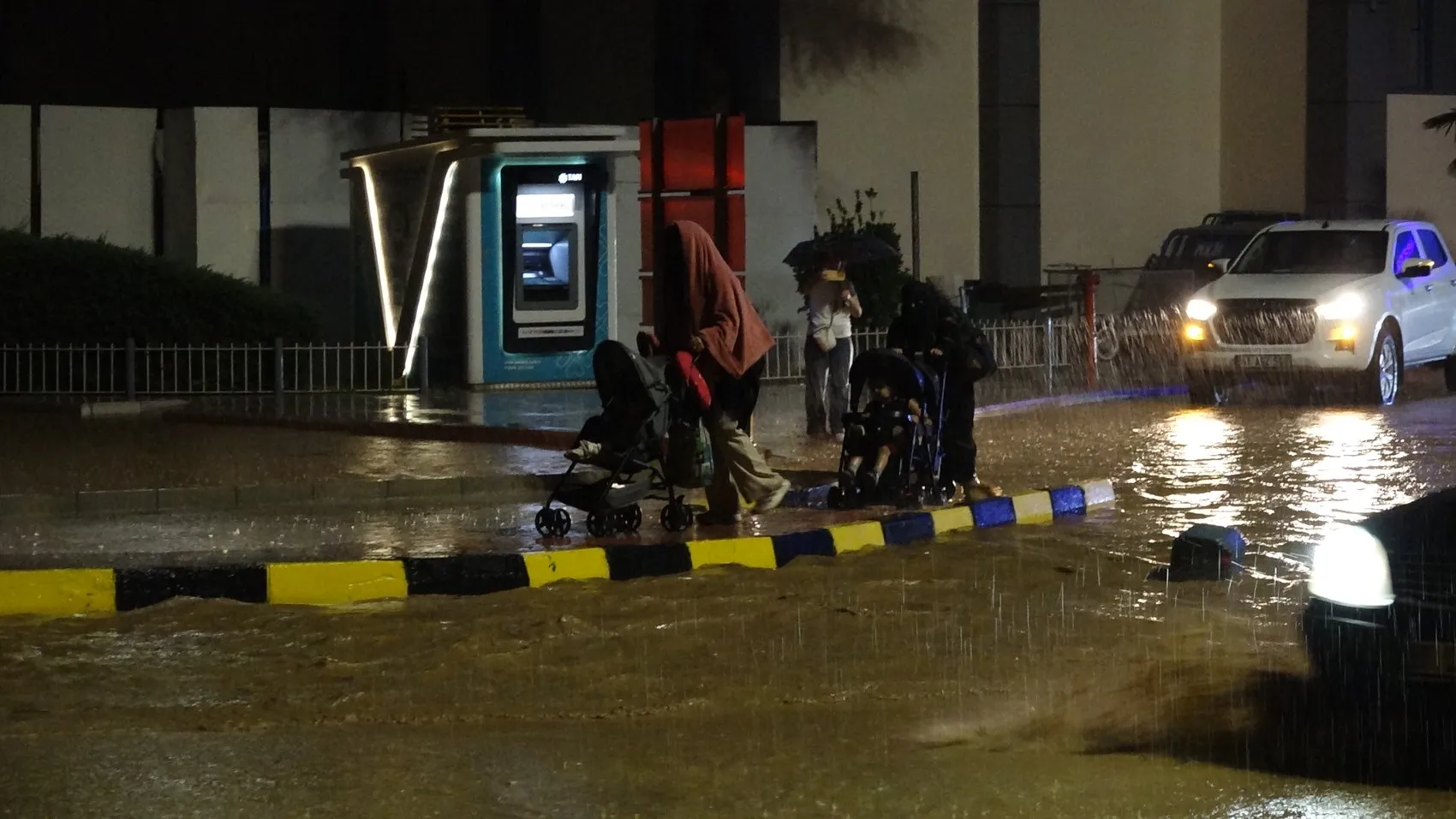 Trabzon'da Gökyüzü Karardı, Şehir Sular Altında Kaldı: Ulaşım Felç Oldu