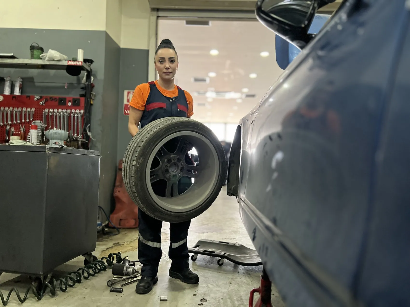 Sanayinin tozlu yollarında bir başarı hikayesi: Muhasebe masasından motor ustalığına uzanan yolculuk