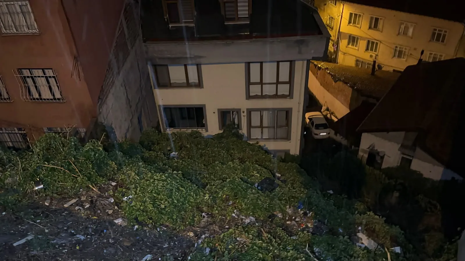 Eyüpsultan'da gece yarısı paniği: Toprak kayması nedeniyle 25 kişi evlerinden çıkarıldı