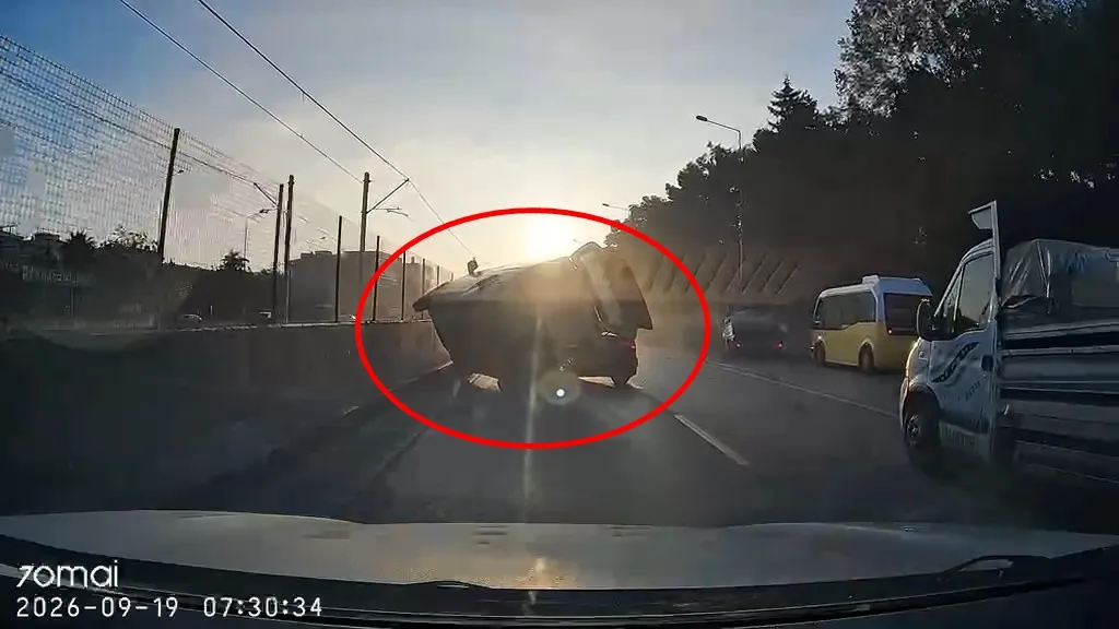 Bursa'da trafik dehşeti: Kamyonet çarptı, araç otomobilin üzerine uçtu