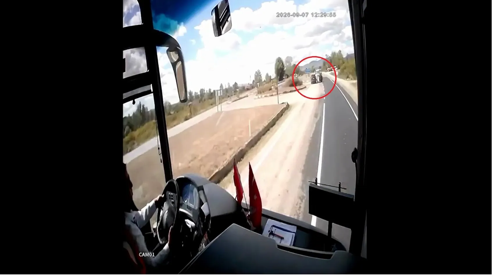 Kastamonu'da dehşet anları: Çarpışmanın şiddetiyle traktör ortadan ikiye ayrıldı