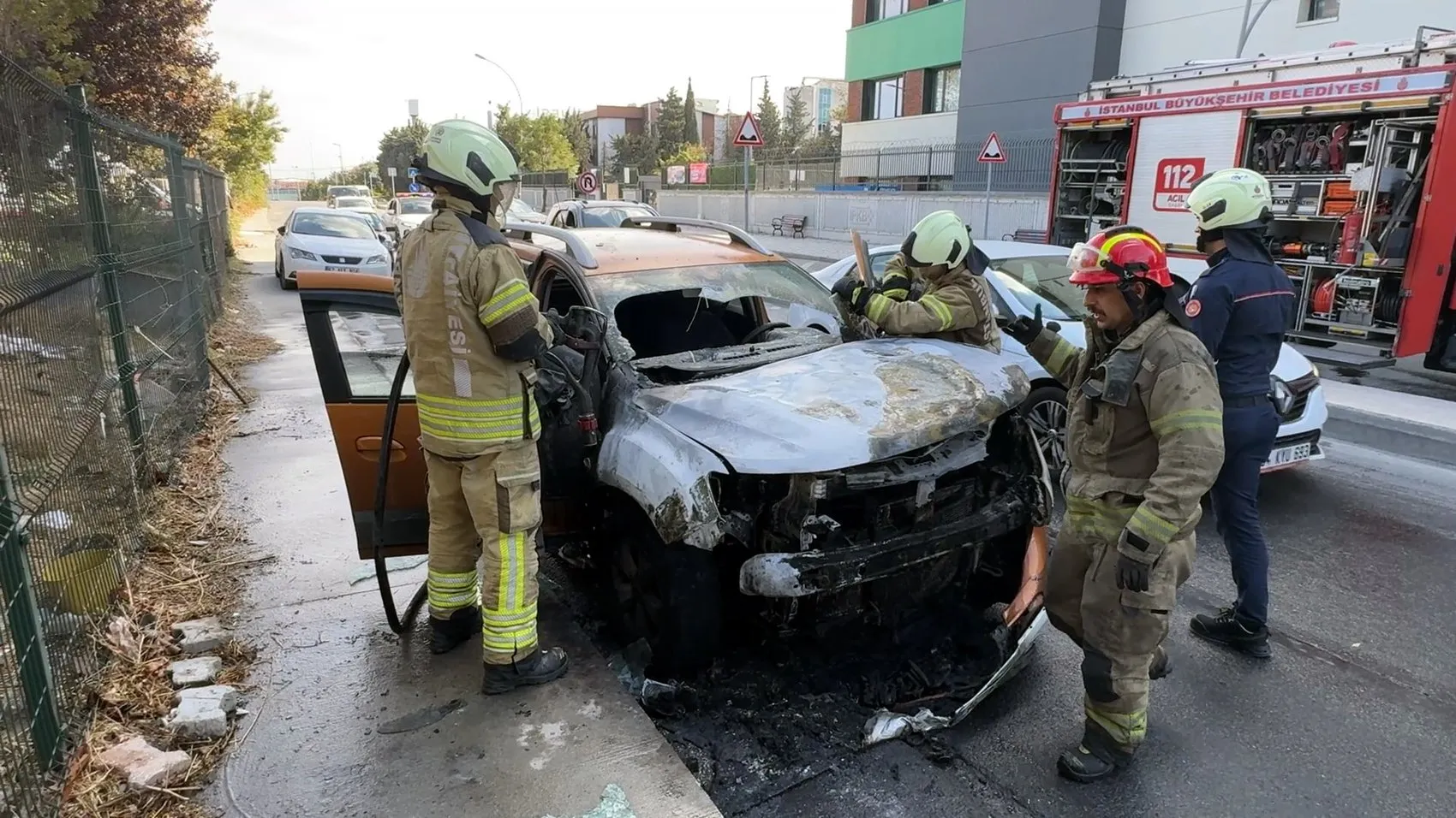 Avcılar'da alevlerin ortasında kalan sürücüye polis ve tankerden hayat kurtaran müdahale