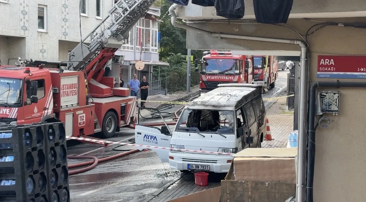 Sarıyer'de korkutan çatı yangını: Park halindeki araç hurdaya döndü