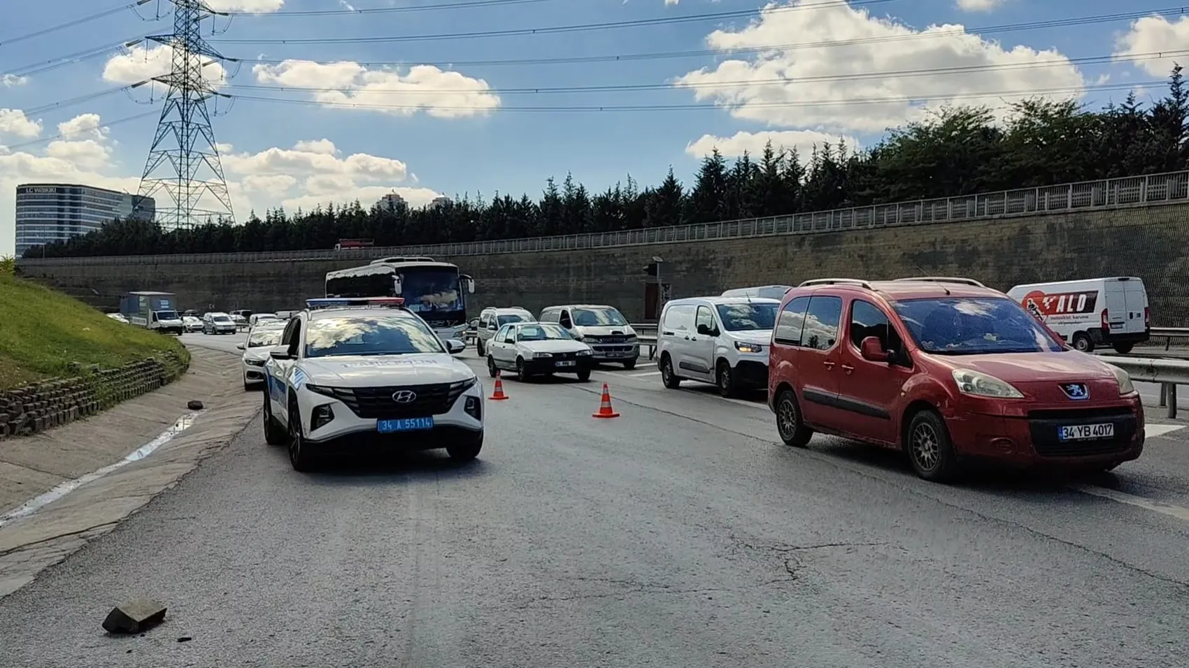 TEM Otoyolu'nda korku dolu anlar: Seyir halindeki minibüs alevlere teslim oldu