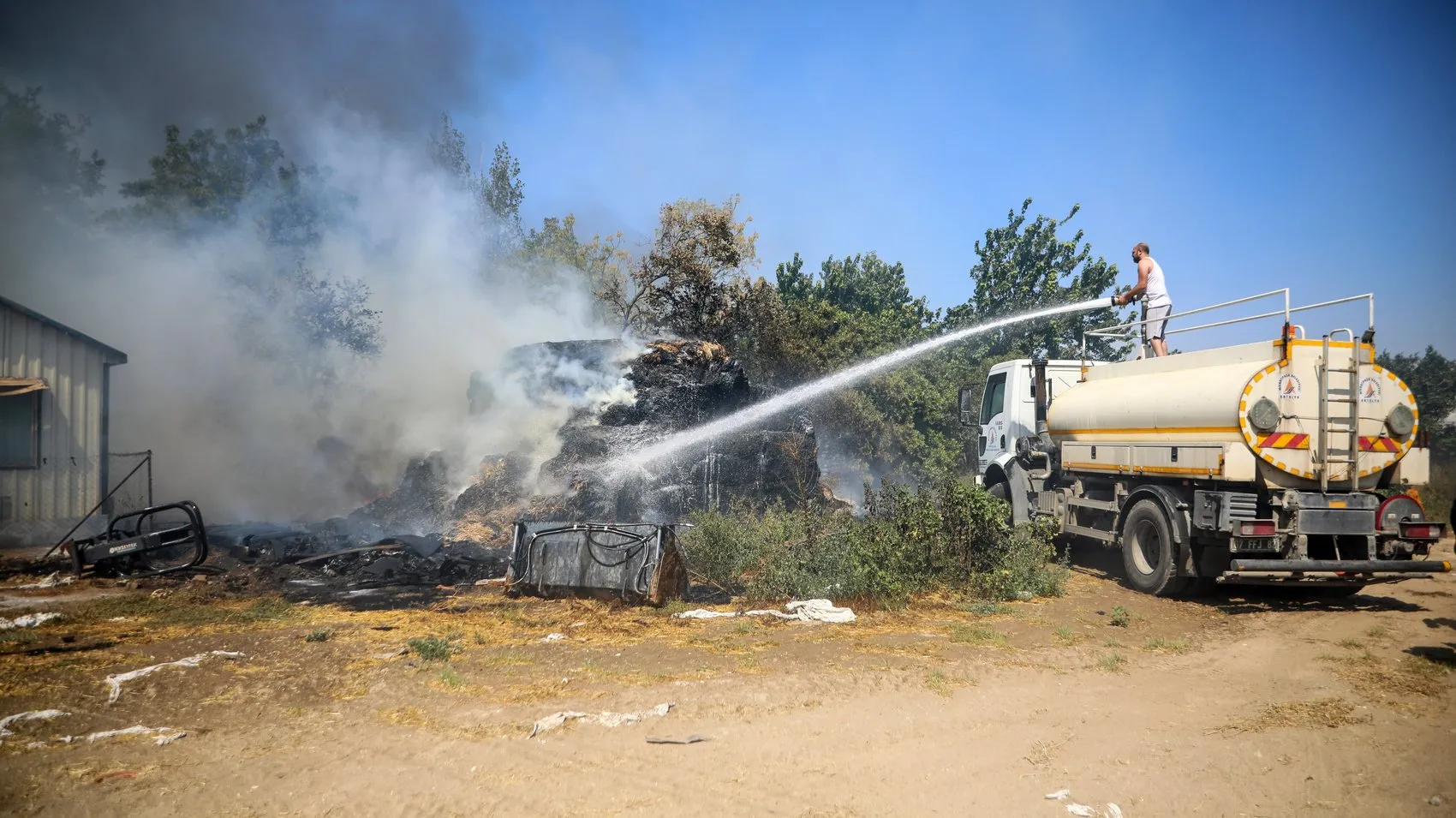Antalya'da korku dolu anlar: Alevlerin arasından kurtardığı malağına sarılıp gözyaşı döktü