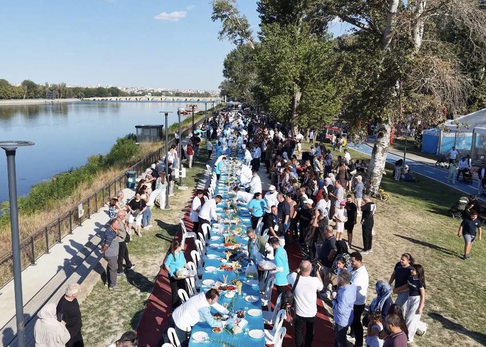 Meriç Nehri kıyısında devasa lezzet şöleni: 150 metrelik sofrada Edirne'nin beyaz altınını taçlandırdılar