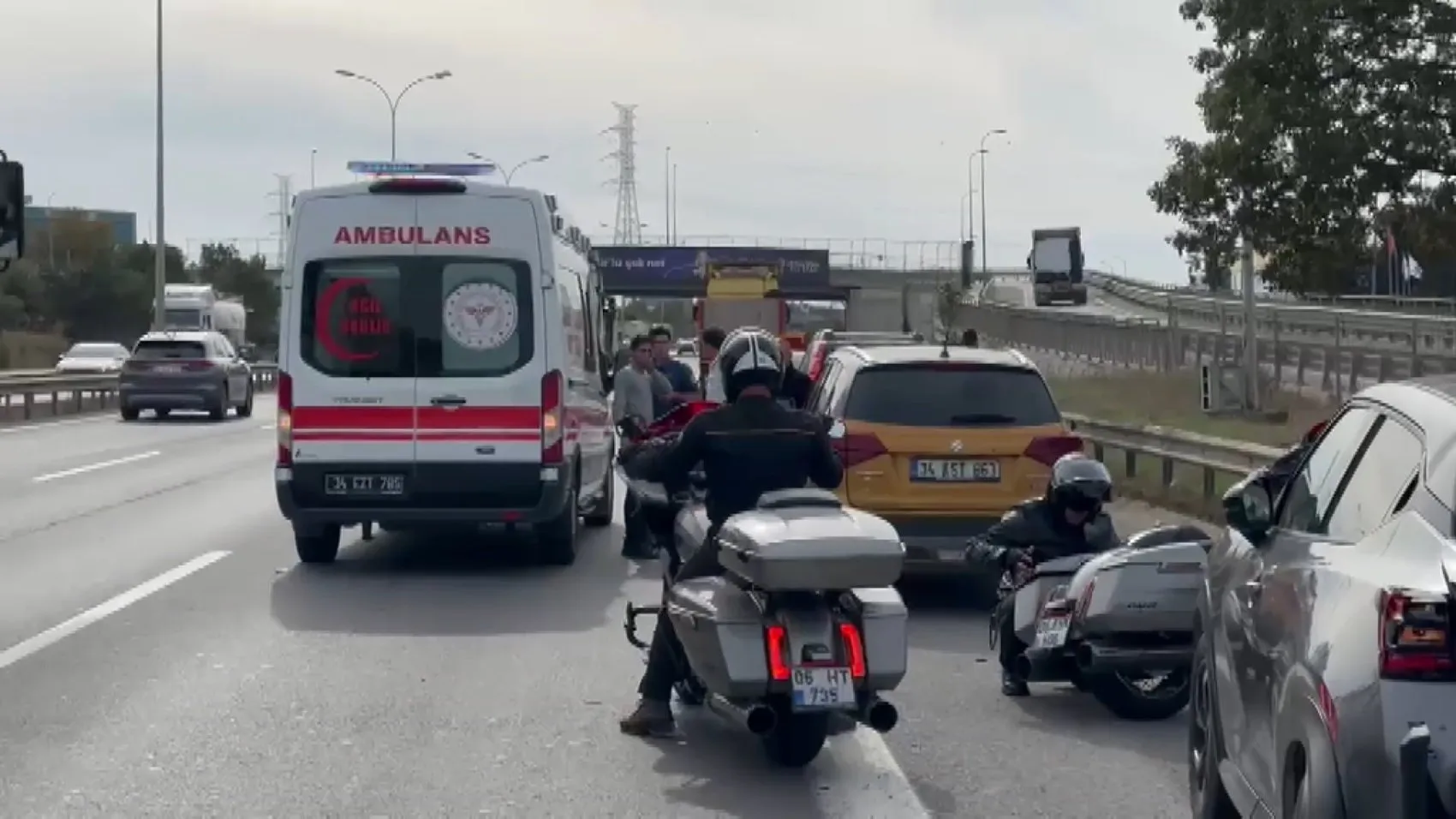 TEM Otoyolu'nda görev başındaki polise acı kaza: Emniyet şeridinde çarpışma