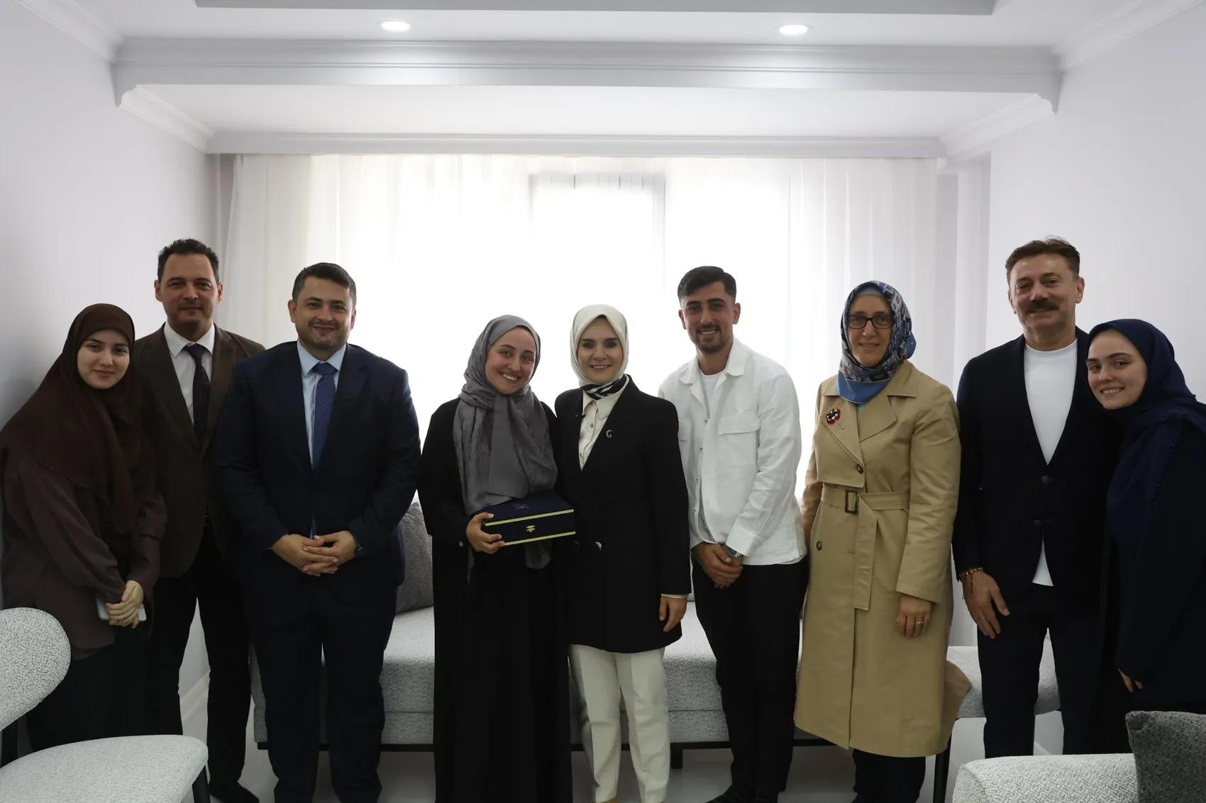 Bakan Göktaş'tan sürpriz ziyaret: Evlilik kredisini kullanan çiftin yuvasına ilk konuk oldu