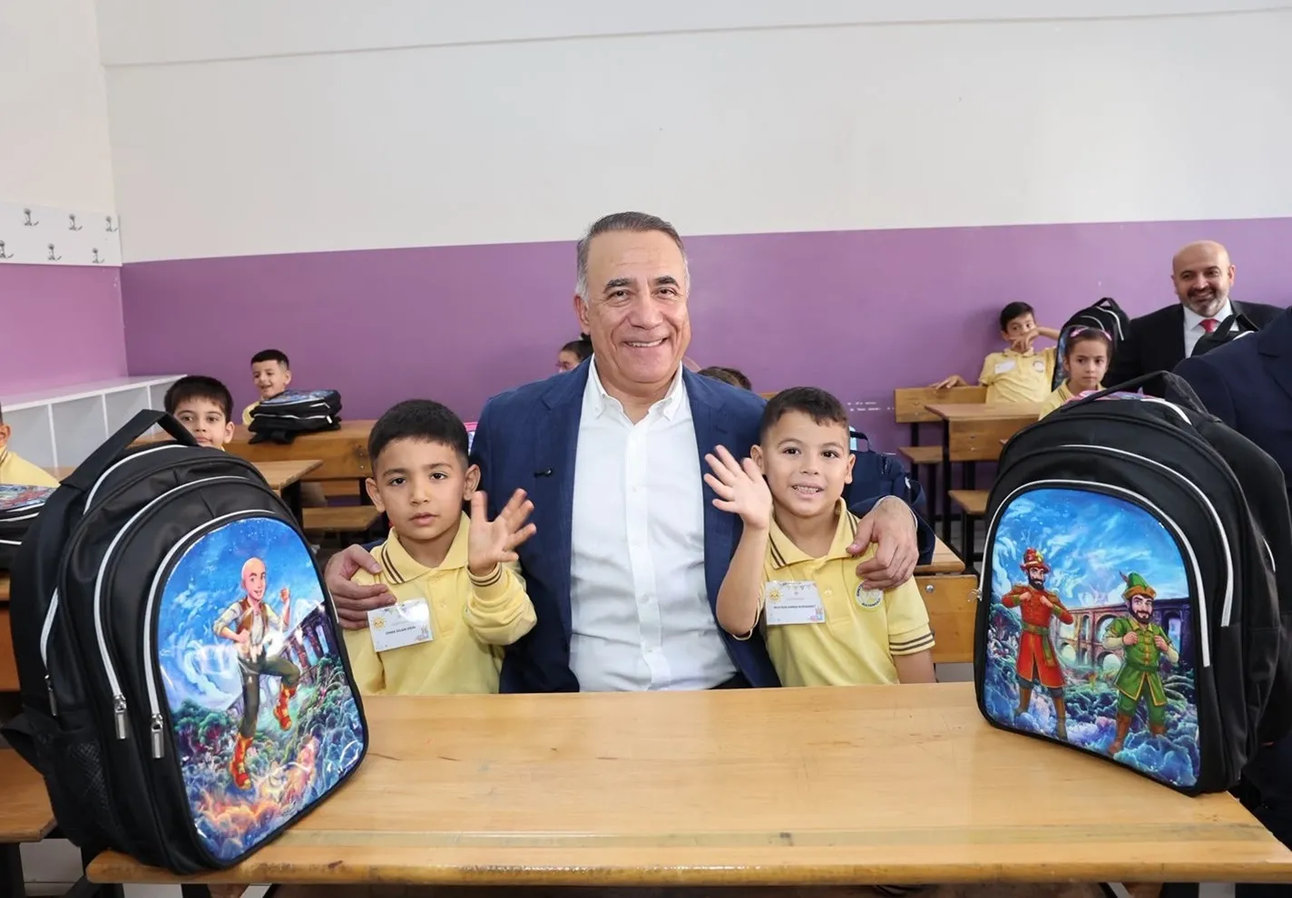 Sultangazi'de okul heyecanı: 12 bin minik öğrencinin masasında belediye sürprizi