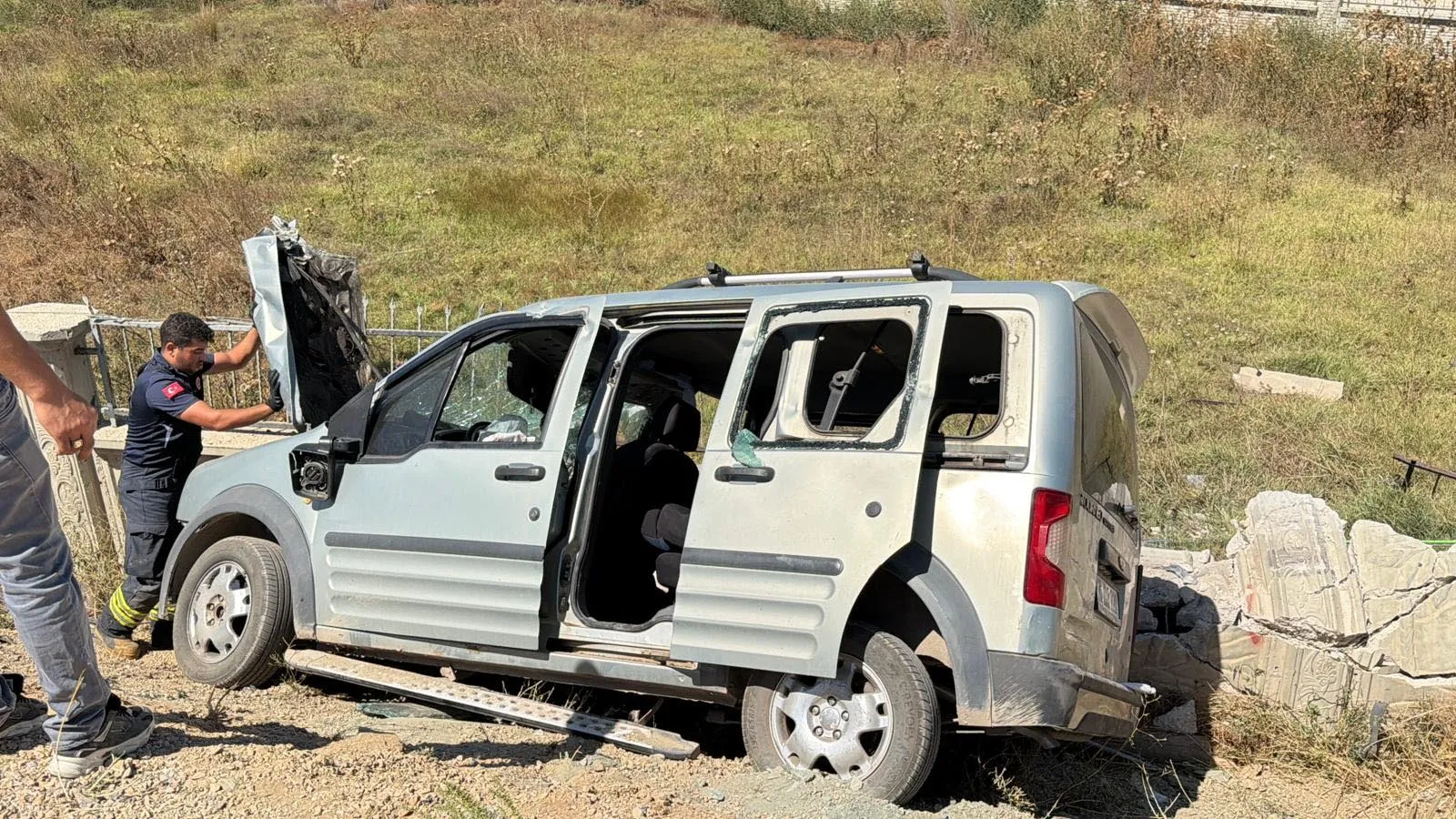 Eskişehir yolunda korkunç kaza: Aynı aileden üç kişi beton duvara çarptı