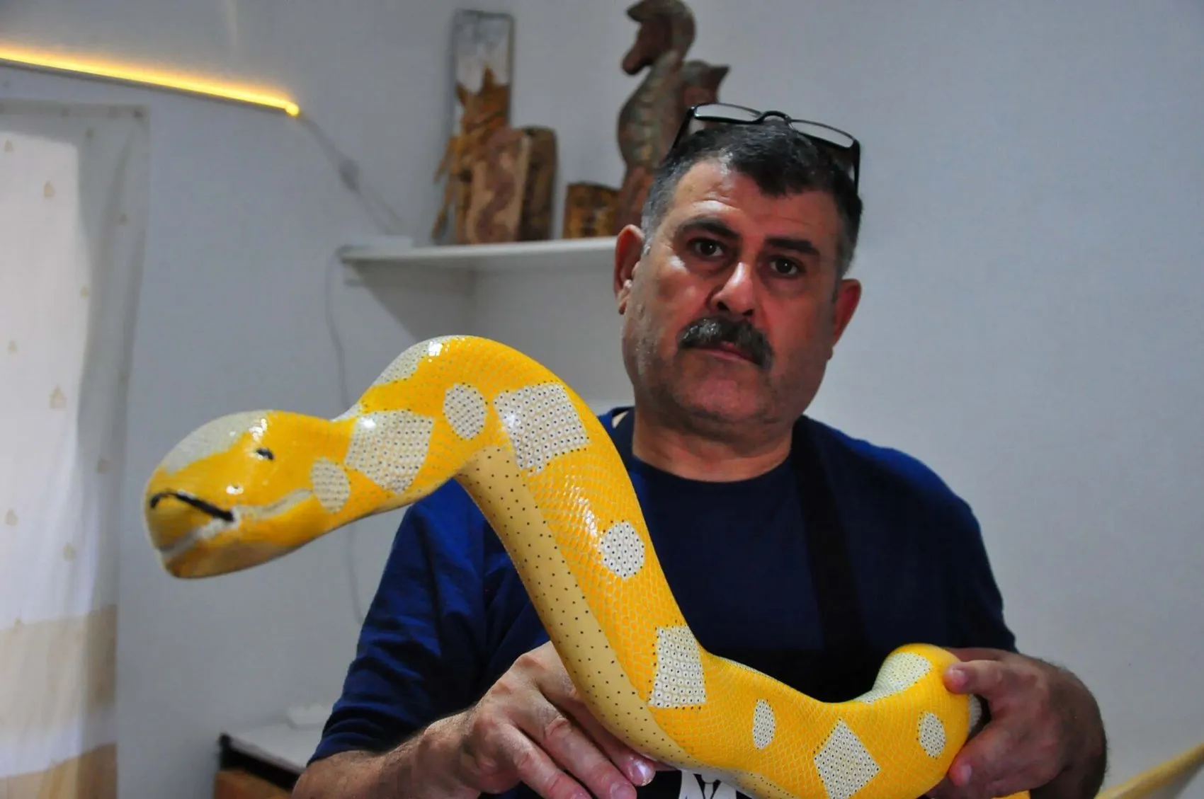 Böbreğini ağabeyine vererek hayata bağladı: Şimdi ise doğanın atıklarını sanat eserine dönüştürüyor