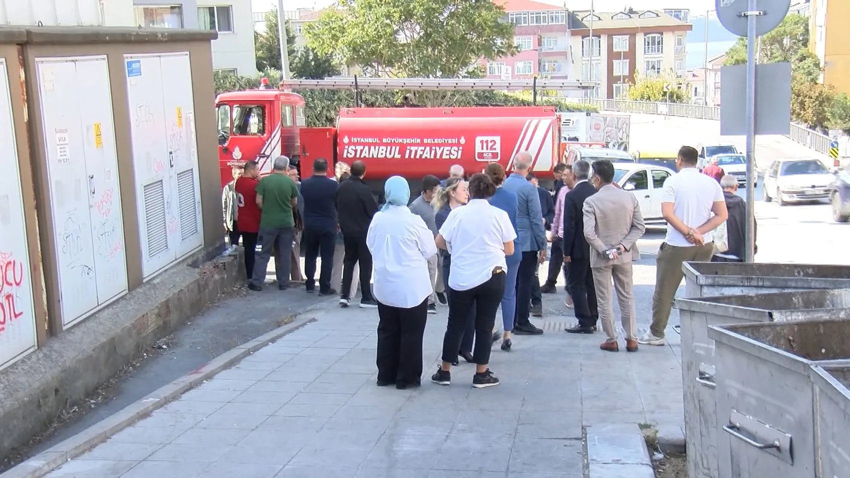 Küçükçekmece'de elektrikli araç paniği: Otoparkta dumanlar yükselince iş merkezi boşaltıldı