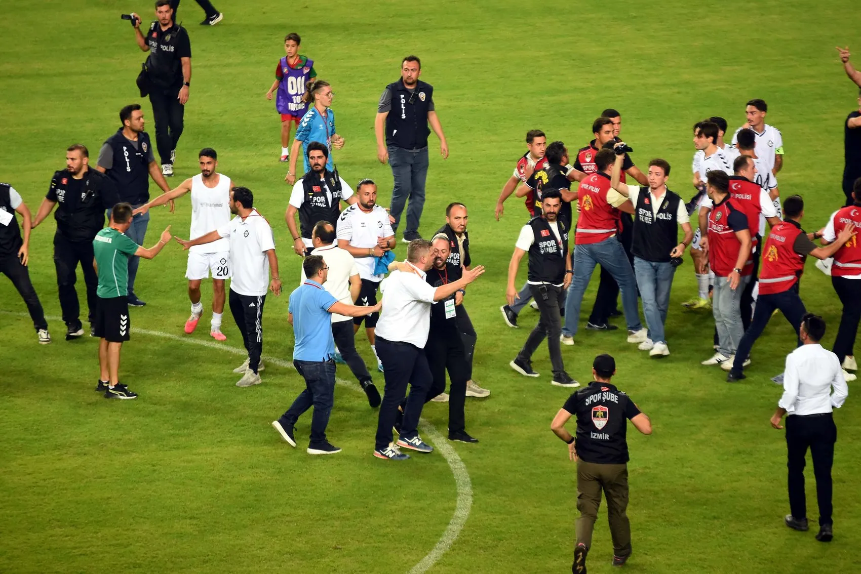 İzmir derbisinde tansiyon yükseldi: Başkan sahaya indi
