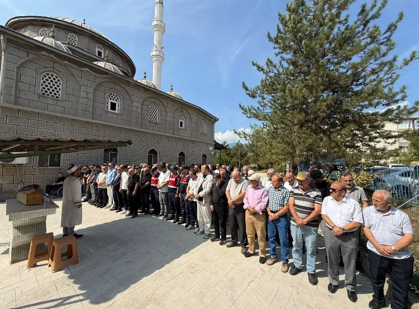 Minik Umay'ın yaşam mücadelesi son buldu: Annesinin yanına defnedildi