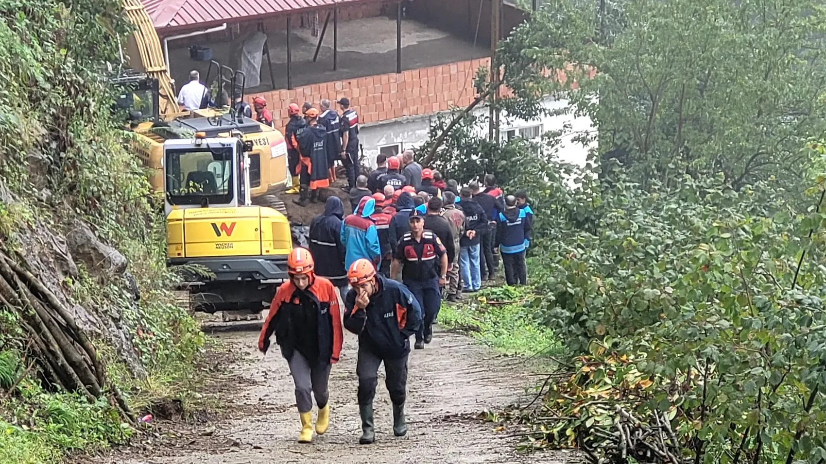 Trabzon'da beton kırma çalışması faciayla bitti: Bir kişi toprak altında can verdi