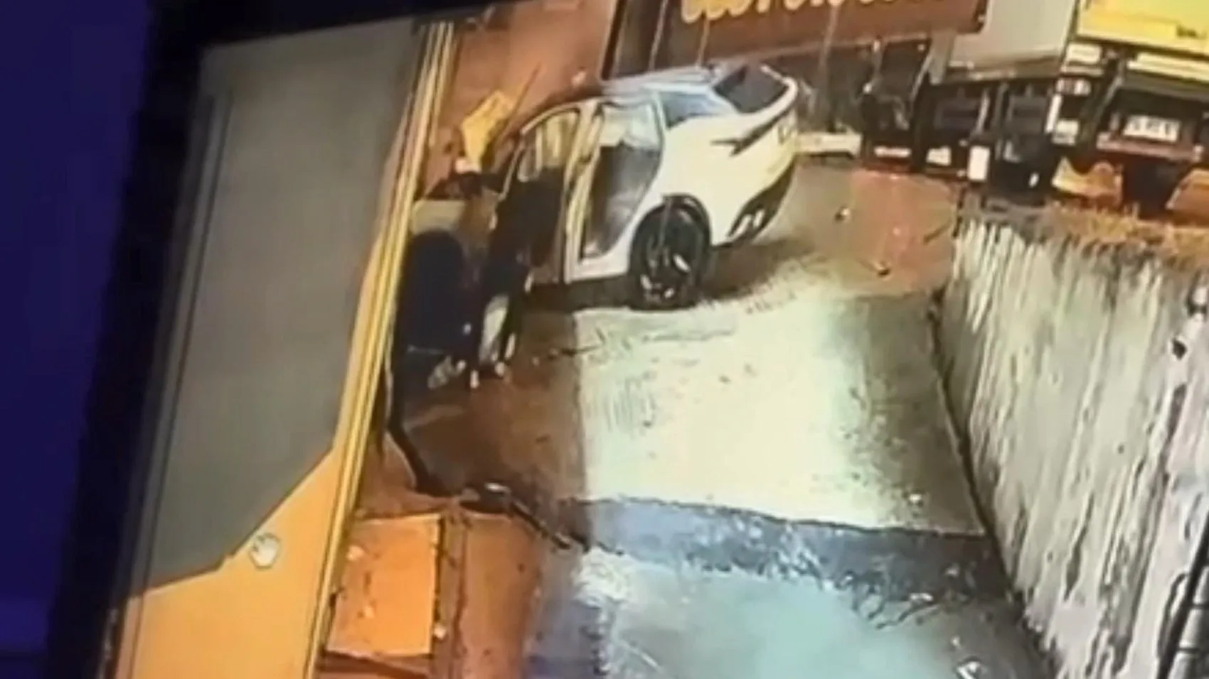 Beylikdüzü'nde gece yarısı dehşeti: Kontrolden çıkan araç dükkana daldı