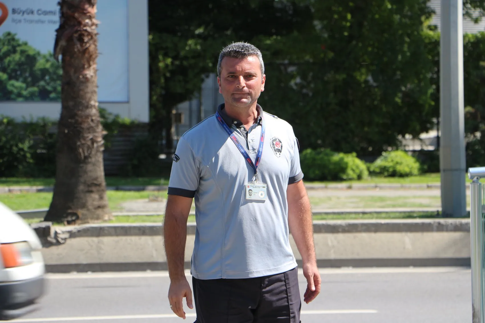 Samsun'da saniyelerle yarış: Tramvay raylarına koşan çocuğu tişörtünden yakalayıp hayata bağladı