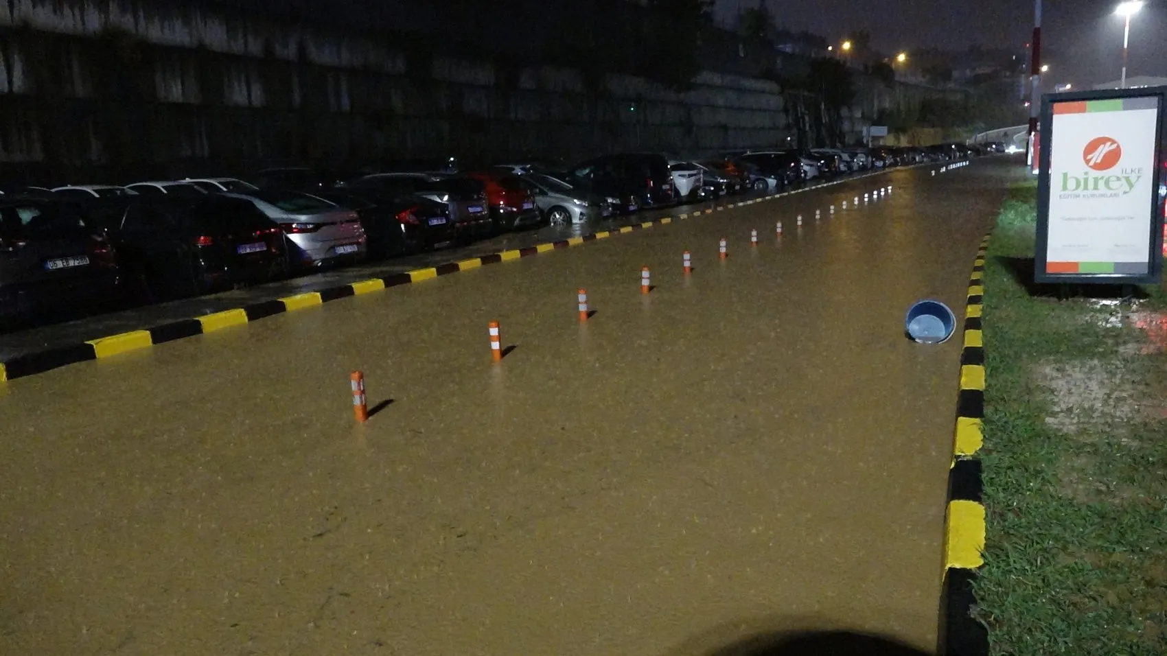 Trabzon'da Gökyüzü Karardı, Şehir Sular Altında Kaldı: Ulaşım Felç Oldu