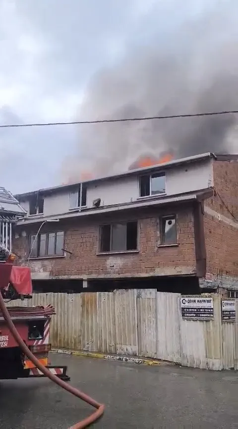 Sultanbeyli'de boş binadan yükselen alevler paniğe neden oldu